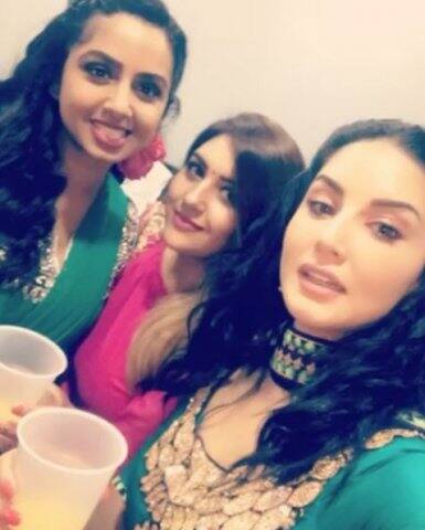 বিয়ের আগের দিন হবু কনে আর এক বন্ধুর সঙ্গে সানি। 