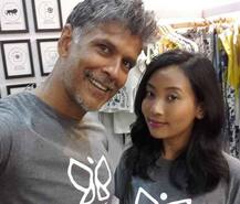 নেটিজেনদের বুড়ো আঙুল, ৫২-র মিলিন্দ সোমান চুটিয়ে প্রেম করছেন অষ্টাদশীর সঙ্গে, চলছে ইন্সটাগ্রামে ছবি আপলোডও