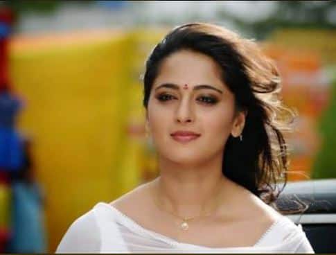 গতকালই ছিল বাহুবলী দেবসেনার ৩৬ বছরের জন্মদিন। নিজেকে লাবণ্যময়ী রাখতে কী করেন অনুষ্কা, সেকথা তিনি নিজেই জানিয়েছেন