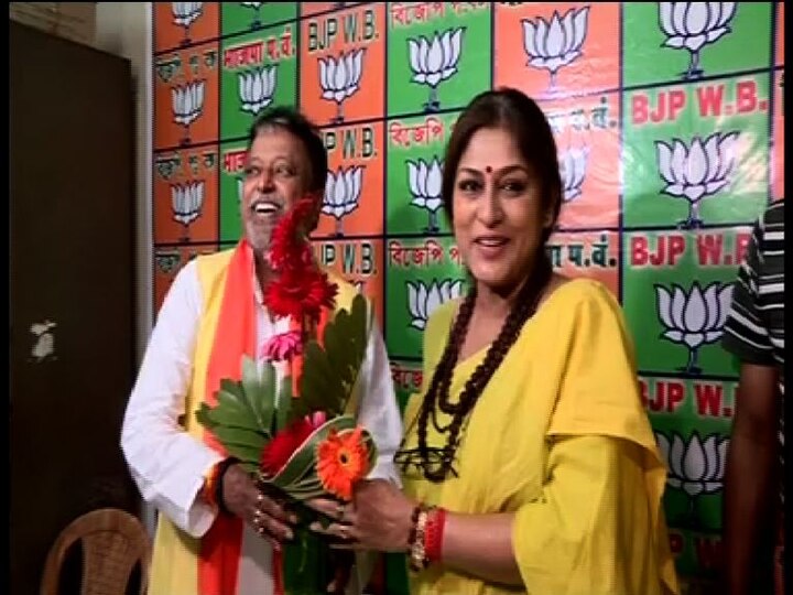 After joining BJP Mukul Roy meets Rupa Ganguly তৃণমূল ছেড়ে সদ্য বিজেপিতে যোগদানের পর মুকুল রায়কে সংবর্ধনা রূপা গঙ্গোপাধ্যায়ের