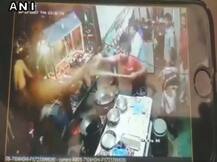 খাবার নিয়ে অভিযোগ করায় গ্রাহককে গরম তেল ছুঁড়লেন দোকানের মালিক!