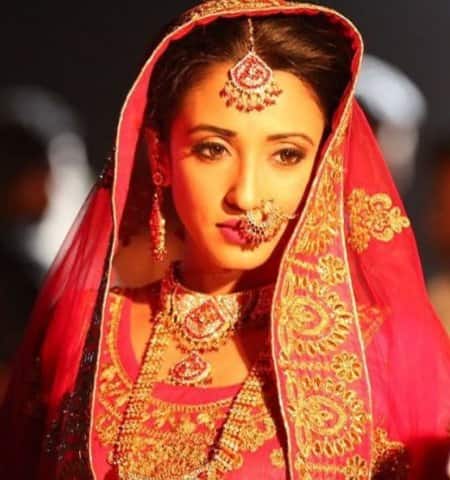আসলে, ইন্ডিয়ান লুকসে দারুন সুন্দর দেখায় আইরিসকে।