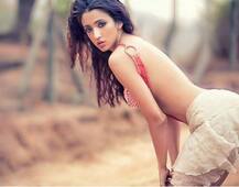 ভারতীয় হোক বা ওয়েস্টার্ন, সব পোশাকেই সাবলীল এই অভিনেত্রী...