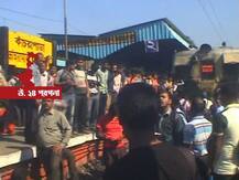 মহিলা কামরার সংখ্যা বাড়ানোর প্রতিবাদে কাঁচরাপাড়া-হালিশহরে রেল অবরোধ, দুর্ভোগে যাত্রীরা, পুলিশের লাঠিচার্জে উঠল অবরোধ