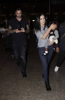 পাশে স্বামী ড্যানিয়েল, মুম্বই বিমানবন্দরে মেয়ে কোলে নিয়ে দেখা গেল সানি লিওনকে