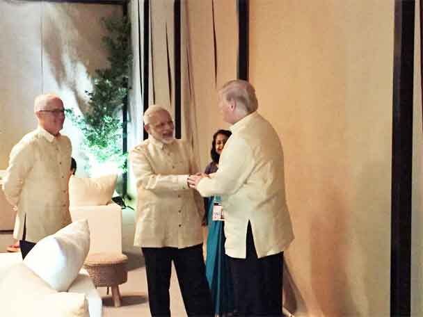 Modi briefly meets Trump, world leaders at ASEAN gala dinner আসিয়ান নৈশভোজে ট্রাম্প, খ্যচিয়াংয়ের সঙ্গে ক্ষণিক সাক্ষাত মোদীর
