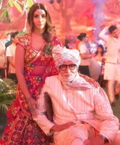 ডিজাইনার সন্দীপ খোসলার ডিজাইন করা পোশাকে বিয়ের আসরে হাজির হয়েছিলন গোটা বচ্চন পরিবার