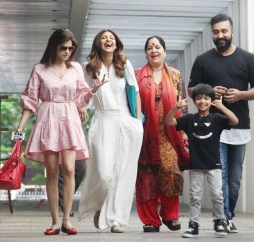 সঙ্গে ছেলে ভিয়ান, স্বামী রাজ কুন্দ্রা, মা সুনন্দা শেট্টি ও বোন শমিতা শেট্টি। 