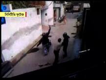 দেখুন: দিল্লিতে এটিএমে লুঠের চেষ্টা রুখে জখম নিরাপত্তারক্ষী