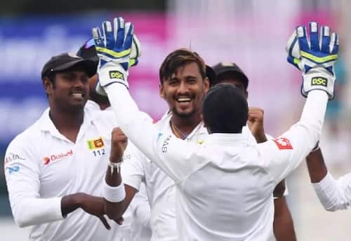 টেস্টের ইতিহাসে এই নিয়ে দ্বিতীয়বার ম্যাচের কোনও একদিনের খেলায় কোনও রান না দিয়ে তিন উইকেট নিলেন কোনও বোলার