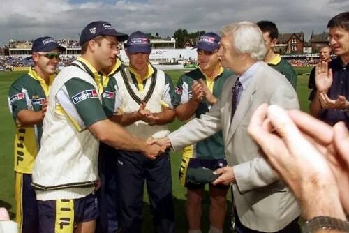 এর আগে ১৯৫৯ সালে ফিরোজ শাহ কোটলায় ভারতের বিরুদ্ধে টেস্টে ৩.৪ ওভার বল করে কোনও রান না দিয়ে ৩ উইকেট নিয়েছিলেন অস্ট্রেলিয়ার রিচি বেনো