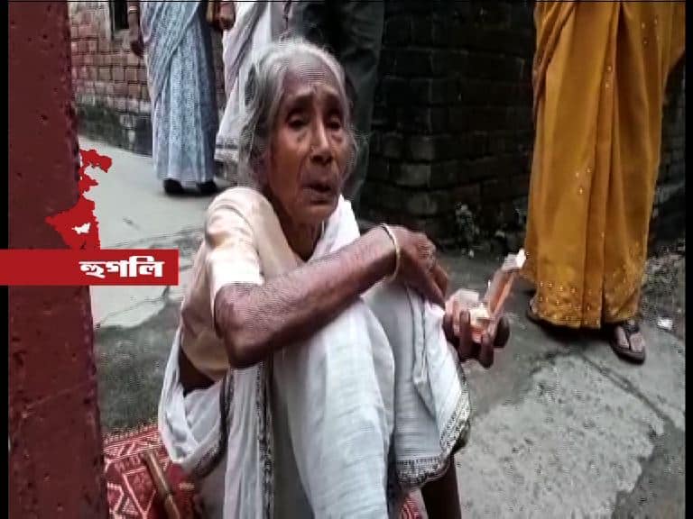 কোন্নগরে বৃদ্ধা মাকে রাস্তায় ফেলে উধাও ছেলে! Man abandoned old mother in the street in Konnagar কোন্নগরে বৃদ্ধা মাকে রাস্তায় ফেলে উধাও ছেলে!