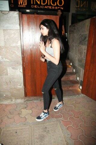 ক্যামেরার সামনে মেয়েটি অবশ্য স্বচ্ছন্দ ছিল না। (ছবি: মানব মঙ্গলানি)