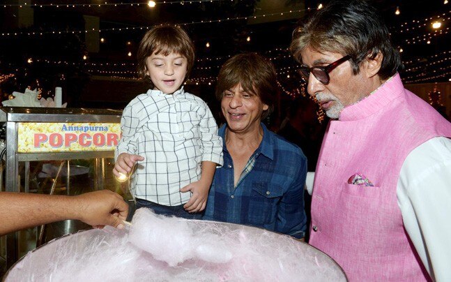 Amitabh Bachchan and Shah Rukh Khan bought cotton candy for AbRam আরাধ্যার জন্মদিনে আবরামকে কোলে নিয়ে শাহরুখ-অমিতাভ গেলেন ‘বুড়ির চুল’ কিনতে