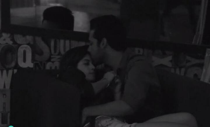 প্রতিযোগীদের দেখা যাচ্ছে ঘনিষ্ঠ অবস্থায়