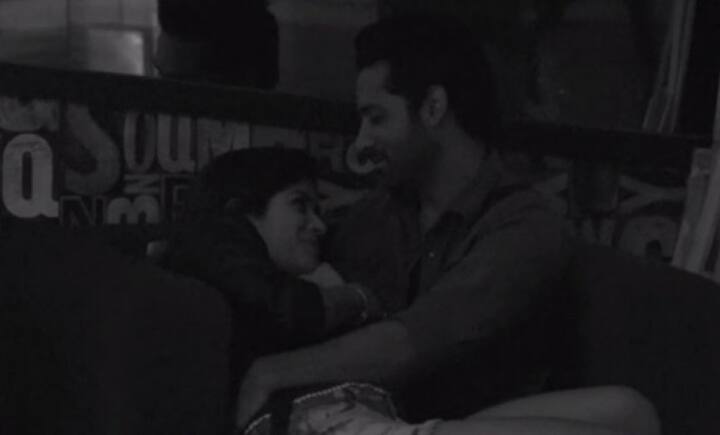প্রতিযোগীদের দেখা যাচ্ছে ঘনিষ্ঠ অবস্থায়