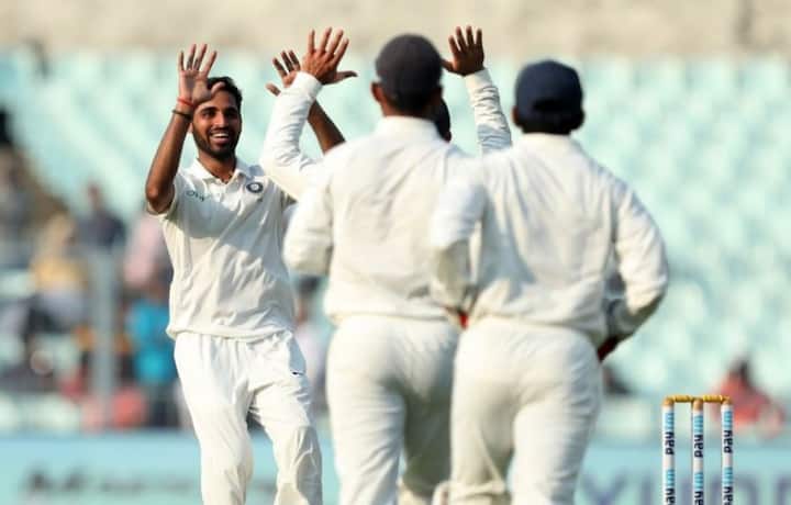 শেষদিনের শেষ সেসনে ভারতীয় পেসারদের সামলাতে কার্যত হিমশিম অবস্থা হয় শ্রীলঙ্কার ব্যাটসম্যানদের। জয়ের প্রায় কিনারায় পৌঁছে গিয়েছিল টিম ইন্ডিয়া। কিন্তু খারাপ আলোর সমস্যা পঞ্চম দিনেই থাকল। তাই নির্ধারিত সময়ের আগেই খেলা শেষ করতে হয়। 