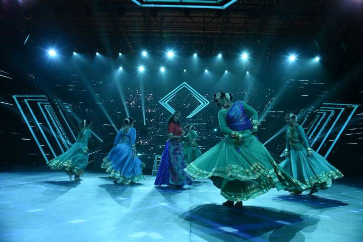 মঞ্চে তখন নৃত্যের আসর