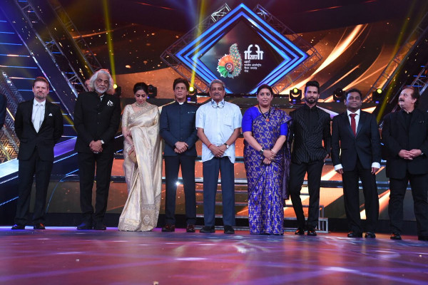 ইফি ২০১৭-র উদ্বোধনী মঞ্চে সমস্ত লাইমলাইট ছিনিয়ে নিলেন এই অভিনেত্রী এবং তাঁর কন্যা