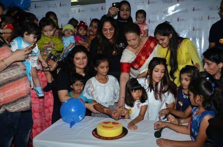 সেলিব্রেশনের সময় আবার পাপারাজ্জিরা হইচই শুরু করেন। 