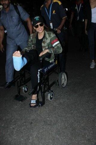 রানি লক্ষ্মীবাইয়ের দুর্গপ্রাকার থেকে লাফিয়ে পড়ার স্টান্ট করতে গিয়ে পায়ের লিগামেন্ট ছিঁড়েছে তাঁর। 