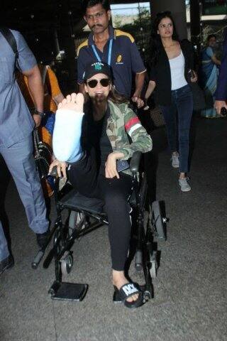 শিশুটির দিকে নজর রাখতে গিয়ে মাটিতে ঠিকমত পা ফেলেননি কঙ্গনা। ফলে গোড়ালিতে চোট পান তিনি। তখনই তাঁকে হাসপাতালে নিয়ে যাওয়া হয়।  