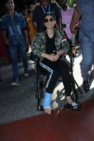 বিমানবন্দরে দেখা গেল হাসিমুখে কঙ্গনাকে।