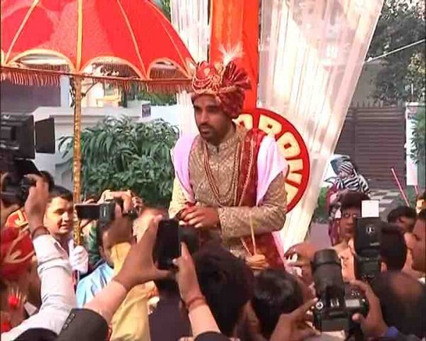 Watch! Bhuvneshwar Kumar takes wedding procession to marry Nupur today দেখুন! ব্যান্ড বাজিয়ে, ঘোড়ার পিঠে চেপে বিয়ে করতে চললেন পেসার ভুবনেশ্বর কুমার