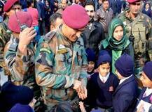 সেনার উর্দিতে আচমকাই শ্রীনগরে আর্মি পাবলিক স্কুলে ধোনি, মিশে গেলেন পড়ুয়াদের সঙ্গে