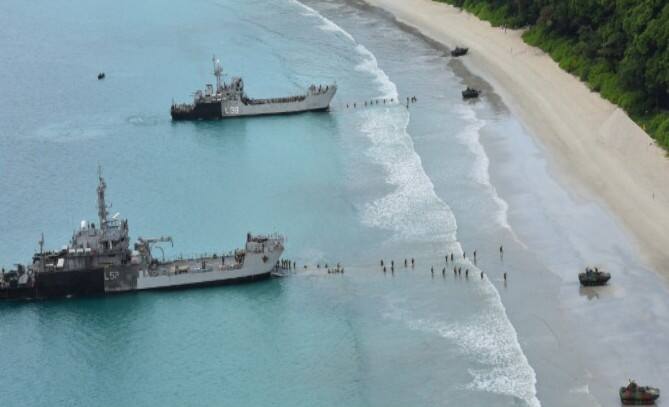 পাশাপাশি, রাতে বিমান ও হেলিকপ্টার থেকে সমুদ্রে কম্যান্ডোদের প্যারা-জাম্প, উভচর যানে এসে গোপন অভিযান চালানোর মহড়াও হয়।