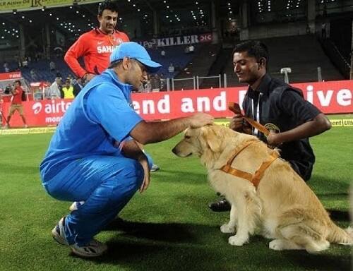 এর আগে ভারতের প্রাক্তন অধিনায়ক মহেন্দ্র সিংহ ধোনিও খেলার মাঠে পুলিশ কুকুরের সঙ্গে খেলায় মেতে উঠেছিলেন