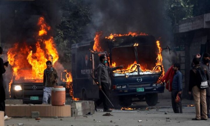 Pakistan cracks down on hardliners; 10 killed, over 250 injured ব্লাসফেমি আইনের সমর্থনে রাস্তায় নেমেছে জঙ্গিরা, পাকিস্তান পরিস্থিতি আরও ঘোরালো, গুলিতে মৃত ১০, আহত ২৫০-র বেশি