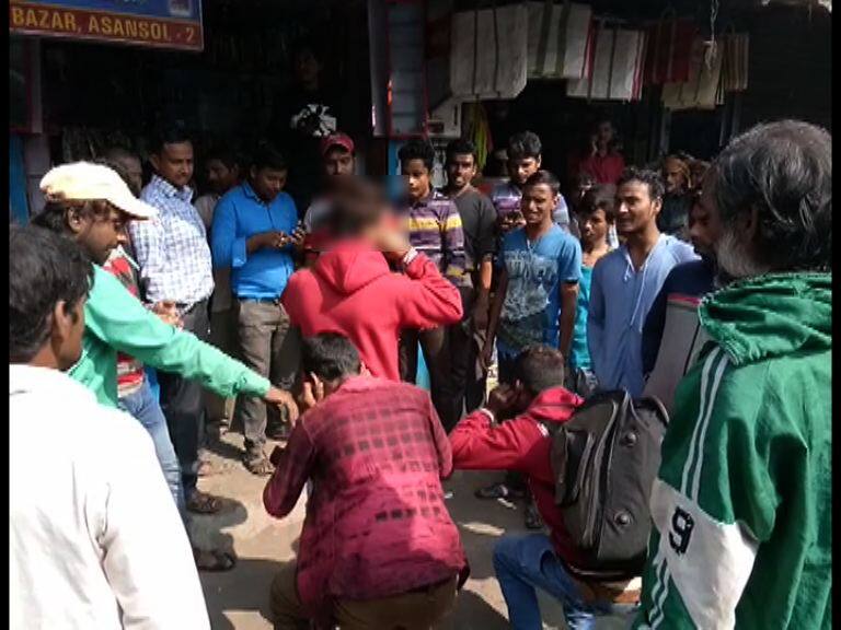 3 minors inhumanly tortured for allegedly stealing mobile phones মোবাইল ফোন চুরির অভিযোগে ৩ নাবালককে রাস্তায় ওঠবোস, লাথি, কিল-চড়