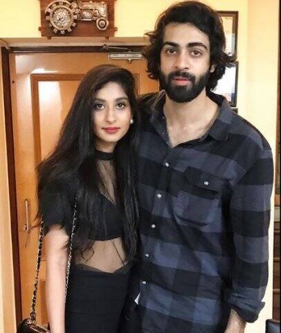 পালোমার ভাই আনমোলও কম যায় না। আনমোলের রূপোলি পর্দায় অভিষেক নিয়েও জল্পনা চলছে। 