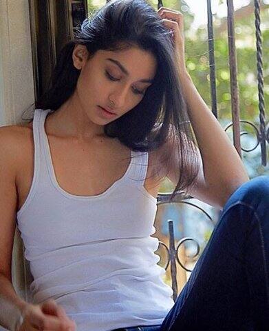 ২২ বছরের সুন্দরী এখন রূপোলি পর্দায় অভিনয় শুরু করতে চলেছেন। বলিউডের অন্যান্য তারকাদের ছেলে মেয়েও একে একে অভিনয় জগতে আসছেন। এই অবস্থায় পুনমের ছেলে-মেয়ে কতটা প্রতিদ্বন্দ্বিতার মুখে পড়বেন, তা সময়ই বলে দেবে। 