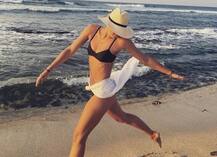 হট বিকিনি ছবি পোস্ট করে উষ্ণতা বাড়ালেন রুশ টেনিস তারকা মারিয়া শারাপোভা