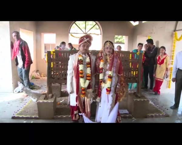 মন্দিরে বিয়ে তো হামেশাই হয়। কিন্তু এই দম্পতি নতুন জীবন শুরু করলেন শ্মশানে। 