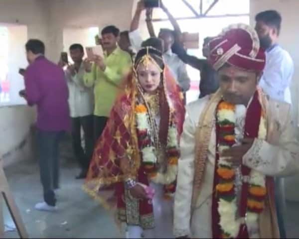 গুজরাতের ভাবনগরের ঘনশ্যাম ও পারুল বিয়ে করলেন স্থানীয় তলগাজরডা শ্মশানস্থলে। তাঁদের বক্তব্য, যে স্থানে মানুষ দেহ থেকে মুক্তি পেয়ে মোক্ষলাভ করে, সেখানে ভূতপ্রেত, অশুভ শক্তি থাকতে পারে না। তা প্রমাণ করার জন্যই বিয়ের জন্য তাঁরা বেছে নিয়েছেন শ্মশান। 