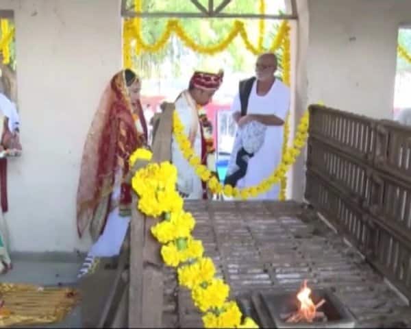বর কনের পরিজনরা ছিলেন, ছিলেন আধ্যাত্মিক গুরু মুরারি বাপু। 