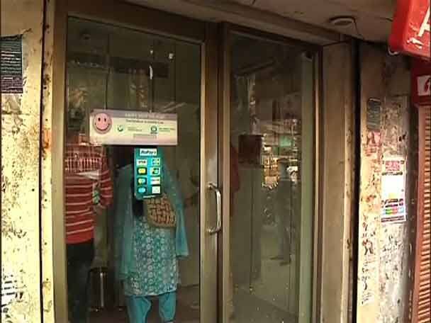 ATM Fraud case:one arrested এটিএমের বাইরে দাঁড়িয়ে সাহায্যের হাত বাড়িয়ে দিয়েই জালিয়াতি,টার্গেট প্রবীণরা, পুলিশের জালে ১ অভিযুক্ত