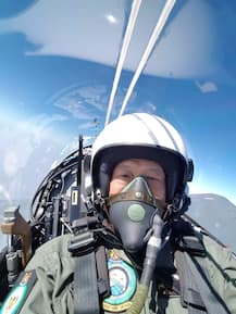 তেজসে উড়লেন, মাঝ-আকাশে সেলফি-ও নিলেন সিঙ্গাপুরের প্রতিরক্ষামন্ত্রী