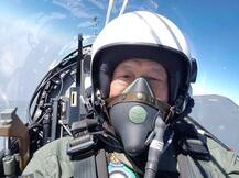 তেজসে উড়লেন, মাঝ-আকাশে সেলফি-ও নিলেন সিঙ্গাপুরের প্রতিরক্ষামন্ত্রী