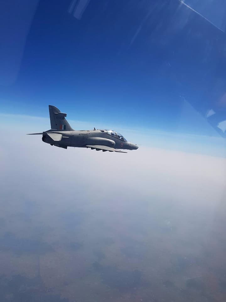 ভারতীয় বায়ুসেনার এই হক বিমানের ছবি তুলেছেন সিঙ্গাপুরের প্রতিরক্ষামন্ত্রী।