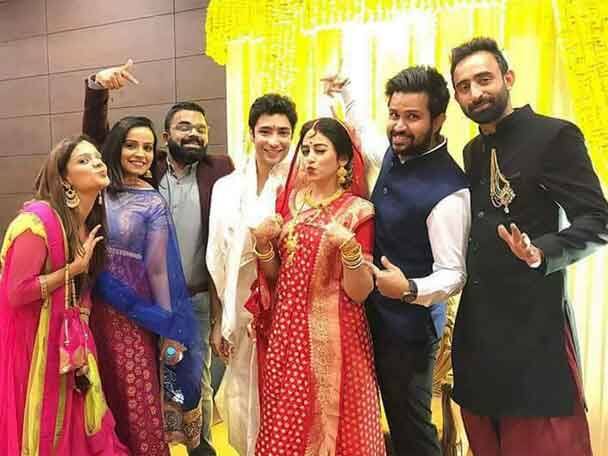  বন্ধুদের সঙ্গে