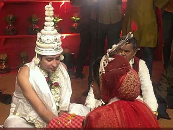 হাতে হাত রেখে পথ চলার প্রতিশ্রুতি