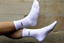 মোজায় দুর্গন্ধ, গ্রেফতার বাস যাত্রী!