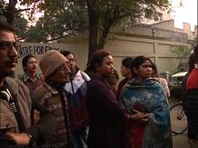 রাতের উত্তেজনা গড়াল সকালেও, জিডি বিড়লার সামনে বিক্ষোভে হাজির অন্য স্কুলের অভিভাবকরাও, আজ ধৃতদের তোলা হবে আদালতে