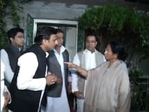 মুখ্যমন্ত্রীর বাড়িতে অখিলেশ যাদব, দিলেন বিজেপি-বিরোধী ধর্মনিরপেক্ষ জোট গড়ার আহ্বান