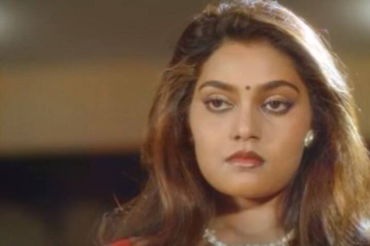 অত্যন্ত দরিদ্র ছিল সিল্ক স্মিতার পরিবার। বাড়িতে ছিল না খাবার কেনার পয়সাও। দারিদ্র্যের কারণেই চতুর্থ শ্রেণীতেই পড়াশোনা ছেড়ে দিতে হয়েছিল তাঁকে। এরপর সিনেমা জগতে পা রাখেন তিনি। 