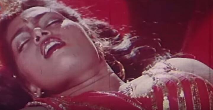 সবার প্রথমে মেকআপ আর্টিস্ট হিসেবে কেরিয়ার শুরু করেছিলেন সিল্ক স্মিতা। এরপর আসে সিনেমায় অভিনয়ের সুযোগ। ১০ বছরের কেরিয়ারে প্রায় ৫০০ সিনেমায় অভিনয় করেছিলেন তিনি। 